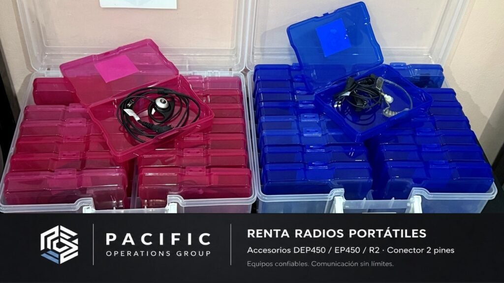 Accesorios para radios Motorola DEP450, EP450 y R2 organizados en cajas, con conector de 2 pines para renta de radios portátiles profesionales en Costa Rica