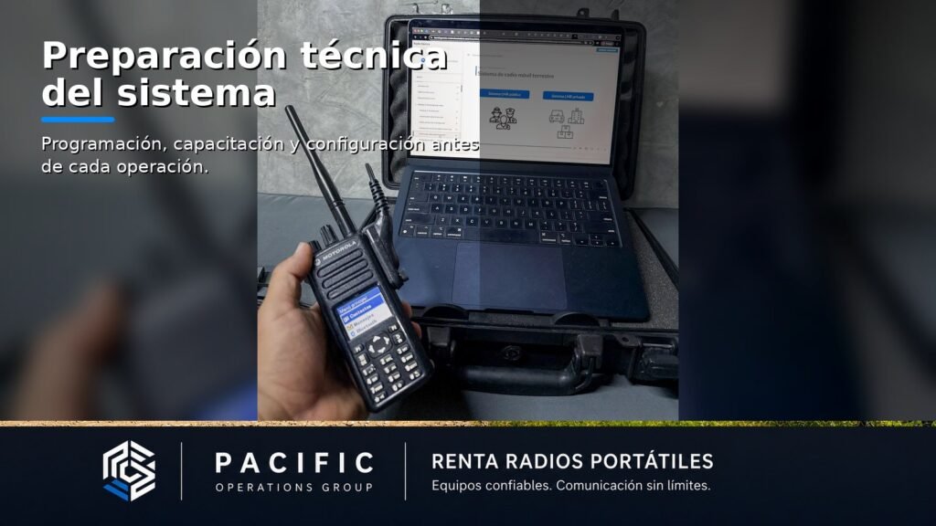 Radio portátil Motorola junto a computadora con capacitación técnica LMR, como ejemplo de preparación, programación y configuración de sistemas temporales de comunicación.